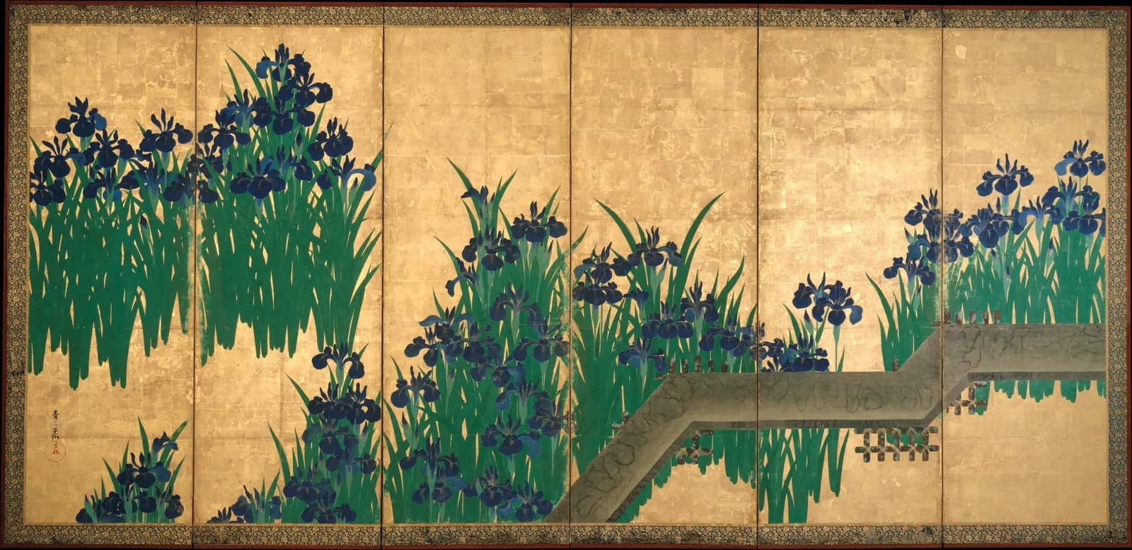 金地の六曲屏風に、青紫の燕子花の群れと、画面中央から右へ延びる八橋を配した《八橋図屏風》の左隻