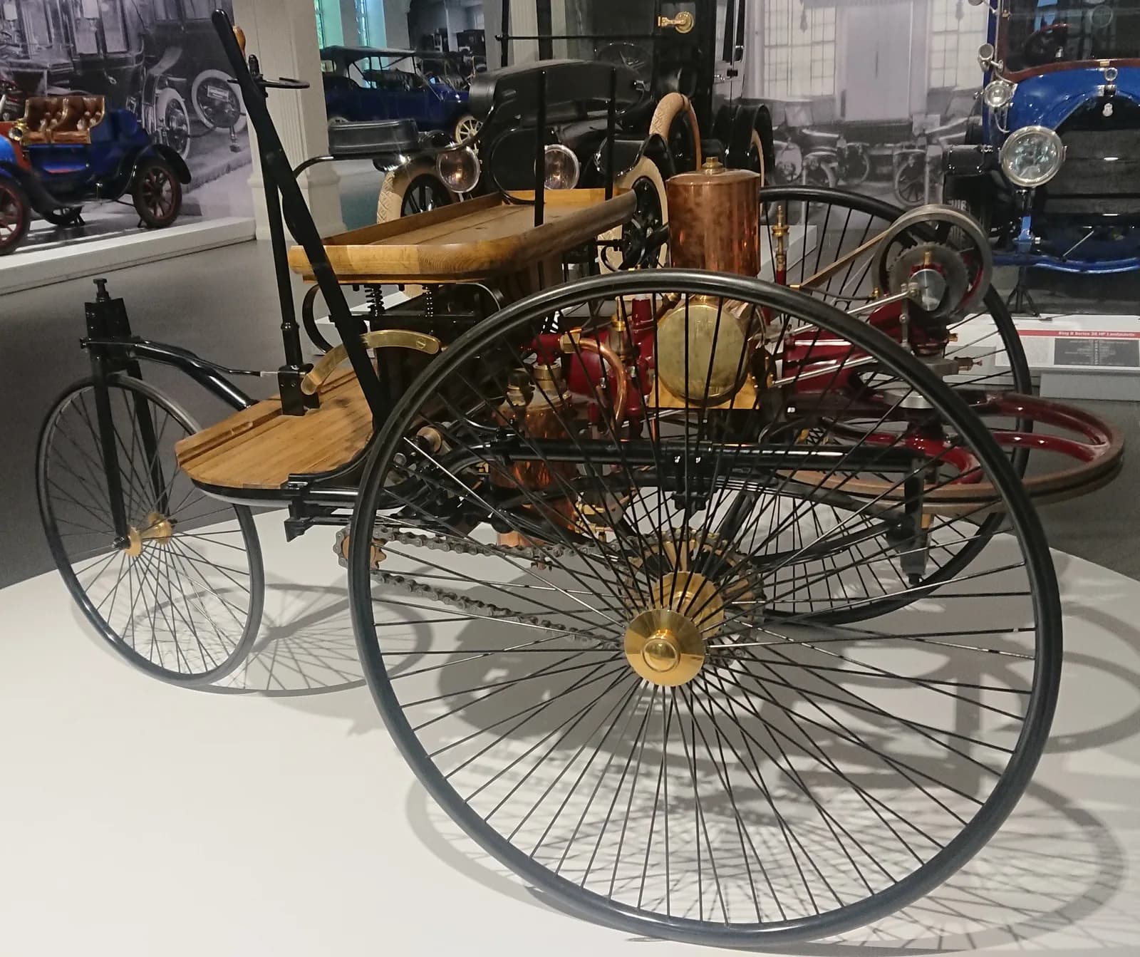 ベンツ・パテント・モトールヴァーゲンの複製。大きな後輪2つと小さな前輪1つの三輪車