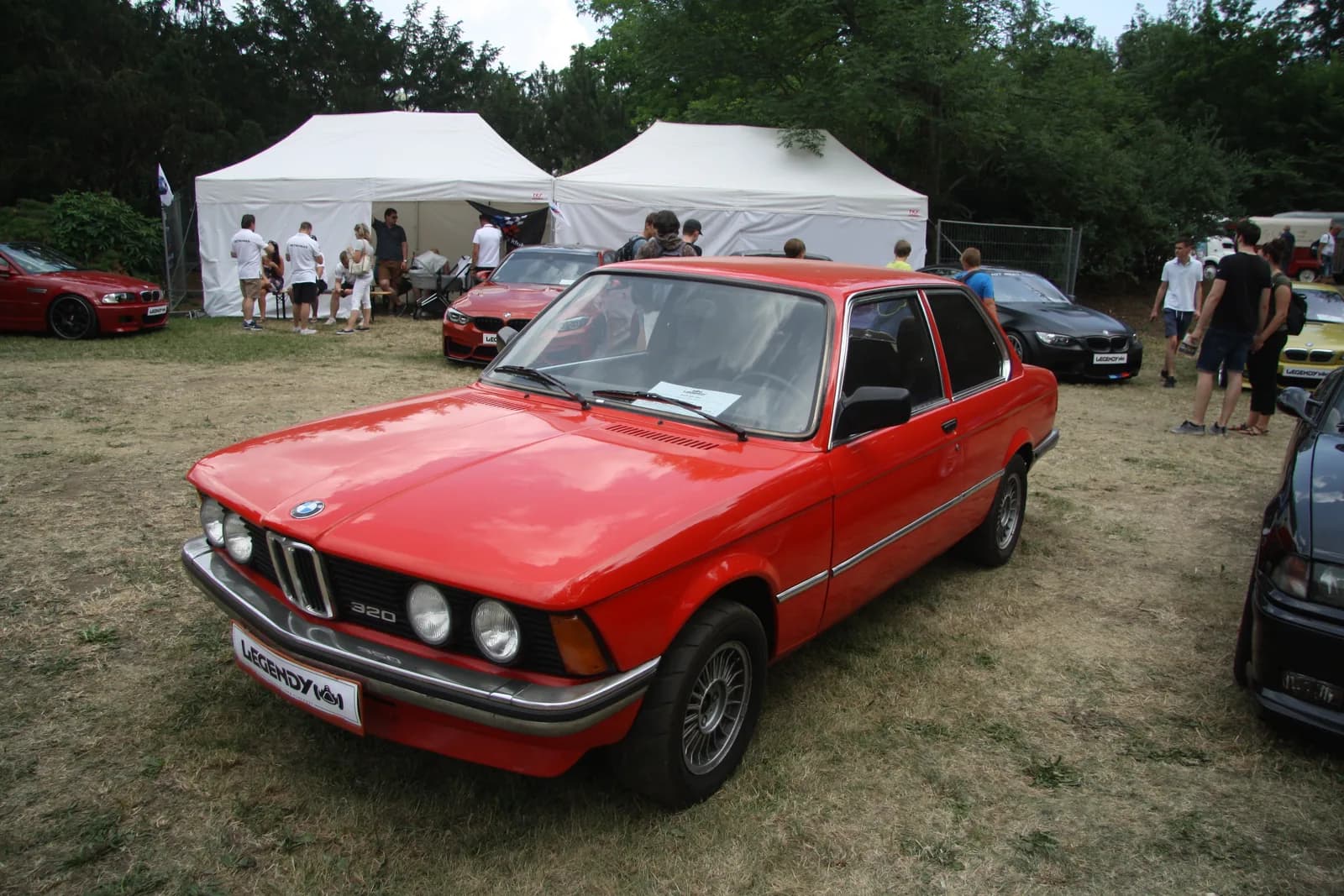 初代BMW 3シリーズ（E21型）の320。丸型4灯ヘッドライトの赤いセダン