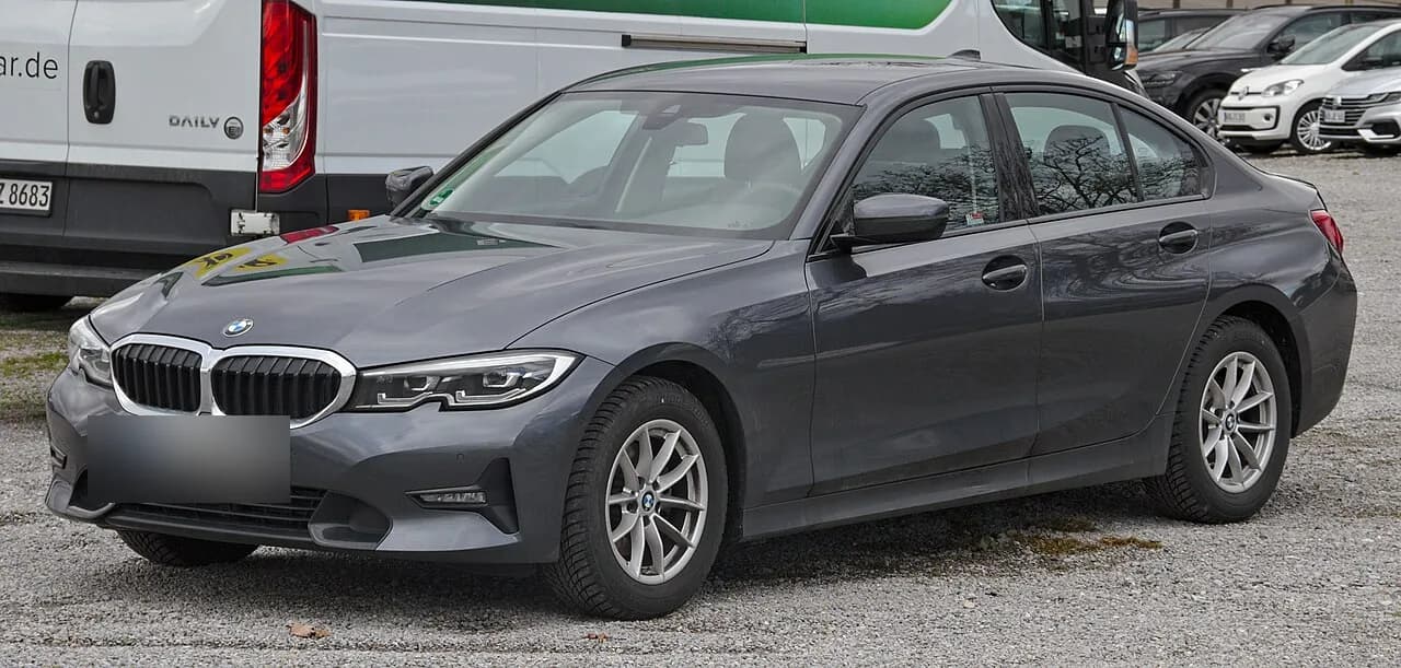 現行BMW 3シリーズ（G20型）を斜め前から。グレーのスポーツセダン