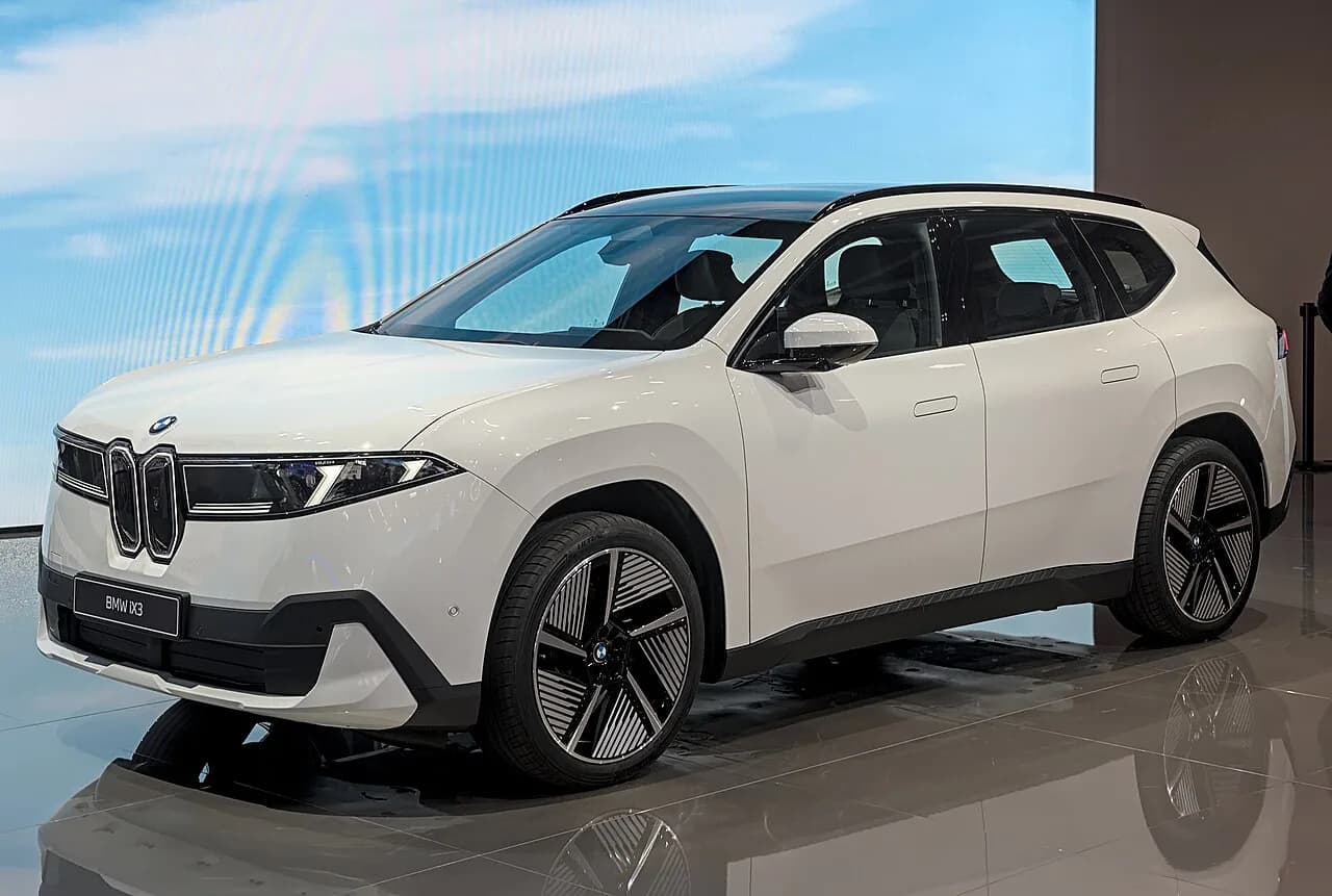 モーターショーに展示されたBMW iX3を斜め前から。白い電動SUV