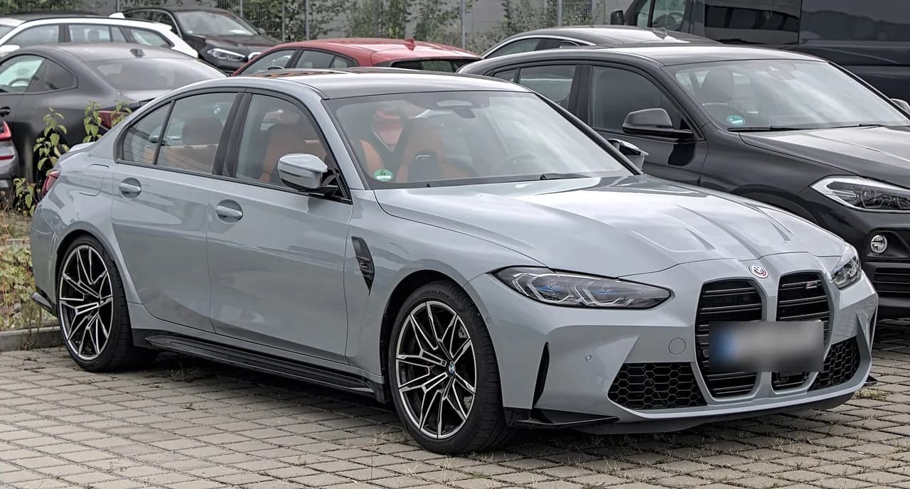 BMW M3（G80型）を斜め前から。灰色のスポーツセダン