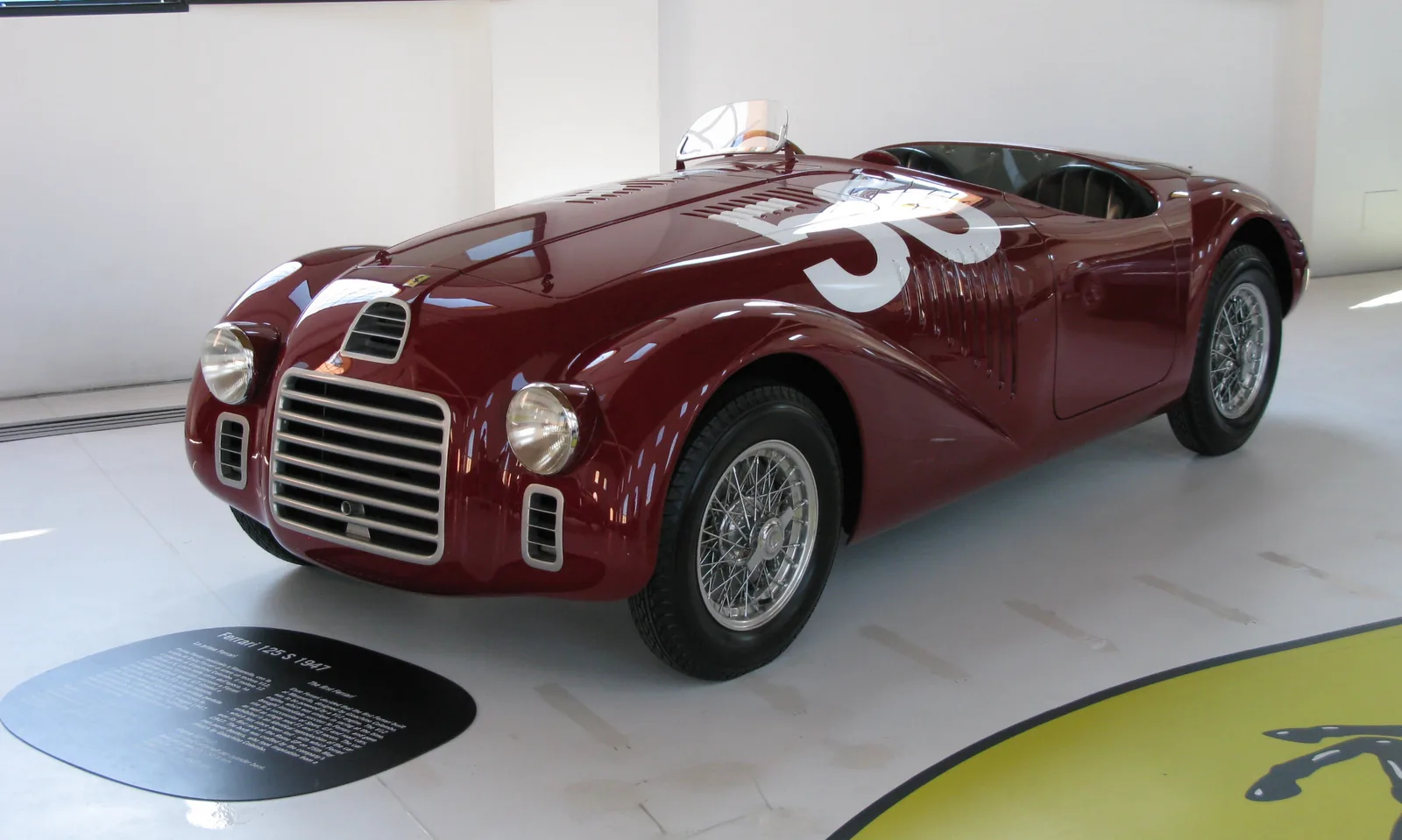 博物館に展示された125 Sを再現した1987年製レプリカ。深い赤の2座レーシングカー
