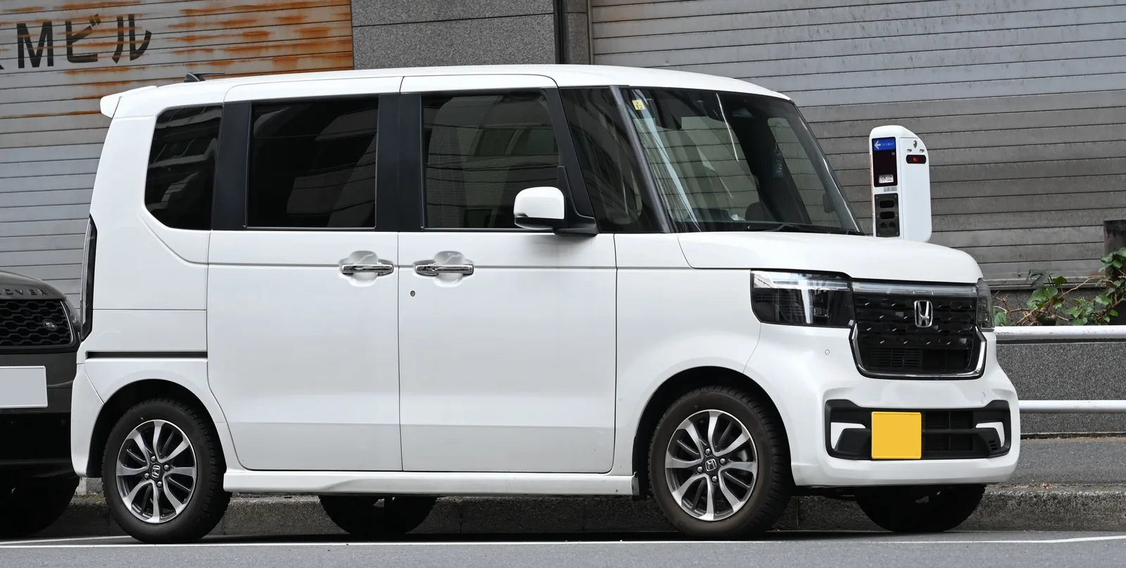 ホンダN-BOX（3代目）の白い車体。背の高い箱型の軽自動車