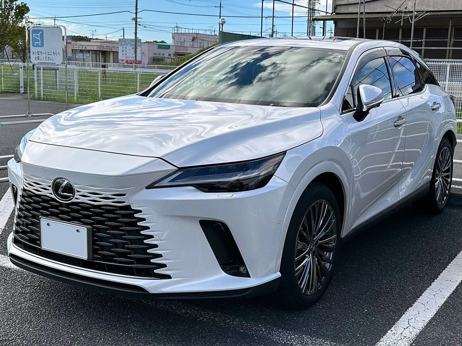レクサスRX（5代目・充電できるハイブリッド）を斜め前から。白い大型SUV