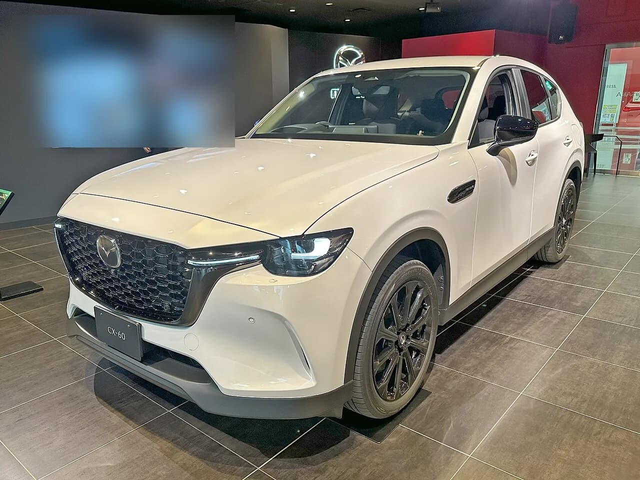 ショールームに展示されたマツダCX-60を斜め前から。白い大型SUV
