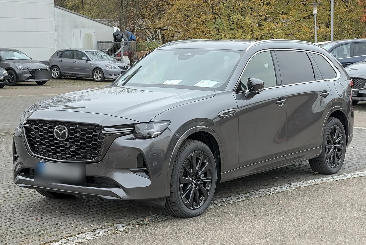 マツダCX-80を斜め前から。グレーの3列シート大型SUV