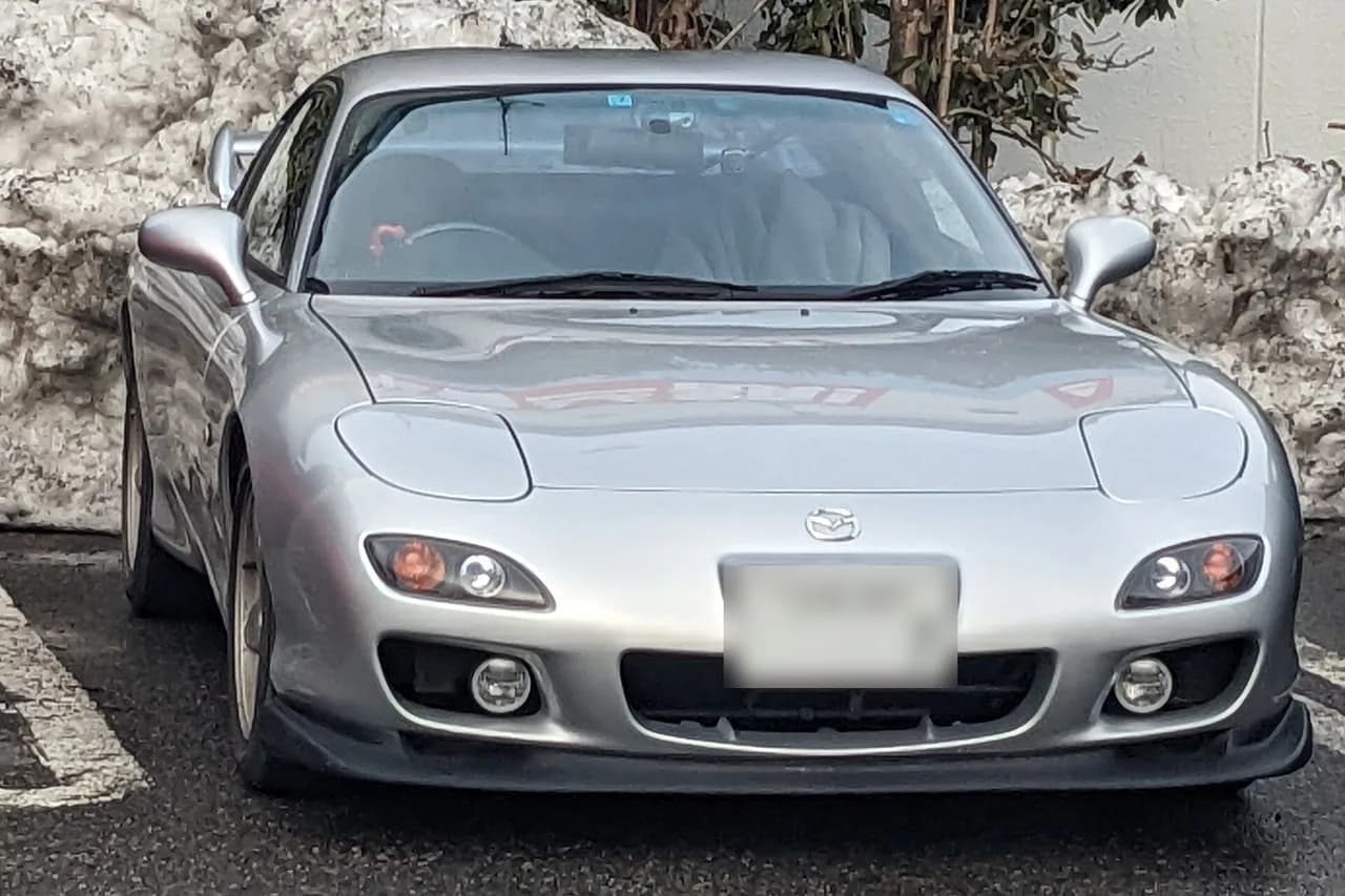 マツダRX-7（FD3S型）を正面から。銀色の低いスポーツカー