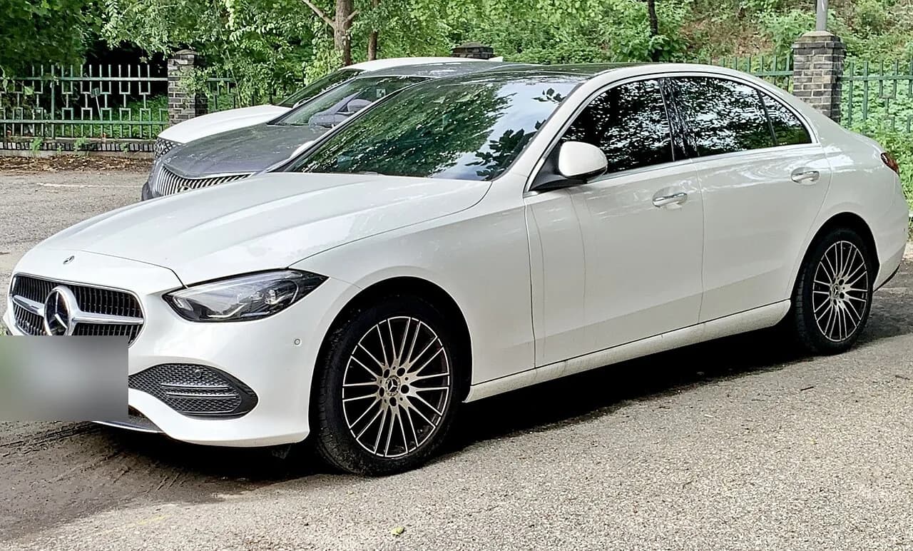 メルセデス・ベンツCクラス（W206型）を斜め前から。白いセダン