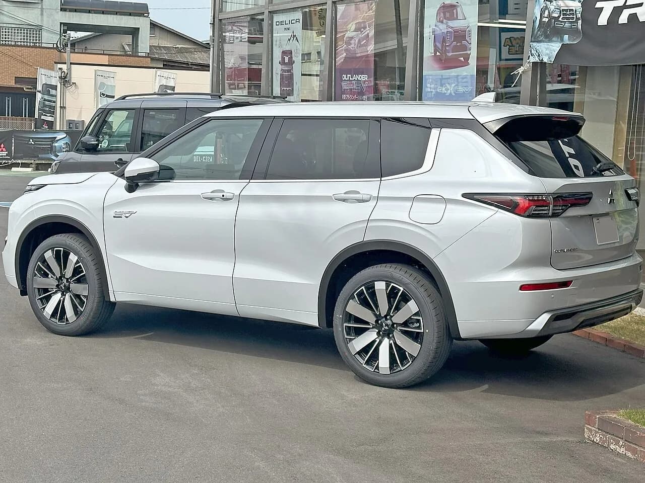 三菱アウトランダーPHEVを後方側面から。白い大型SUV