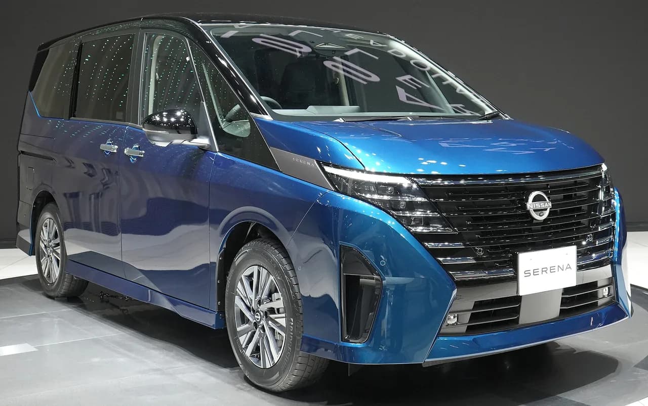 ギャラリーに展示された日産セレナ（C28型）を斜め前から。青いミニバン