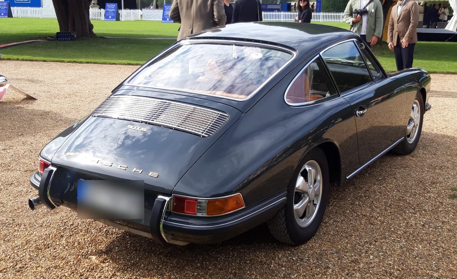 1966年型ポルシェ911を後方から見る。リアウインドウの下にエンジンフードの横長グリルがある