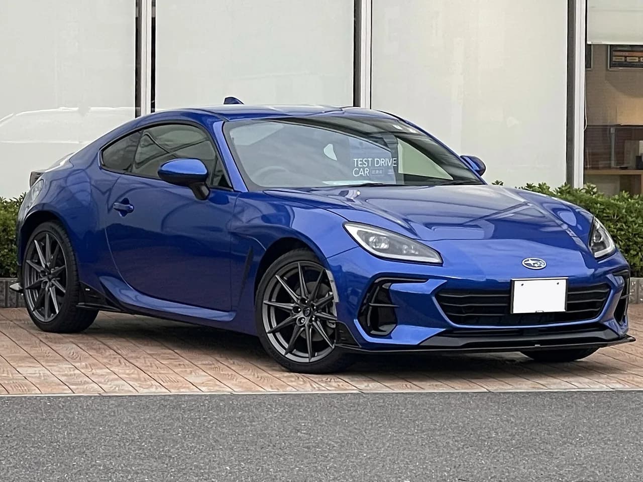 スバルBRZ（2代目）を斜め前から。青い低いクーペ