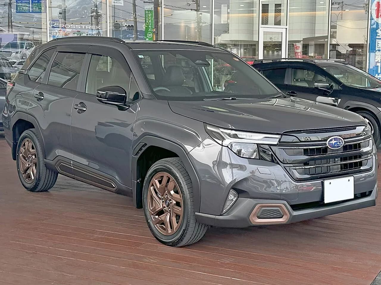 スバル・フォレスター（6代目）を斜め前から。グレーのミドルSUV
