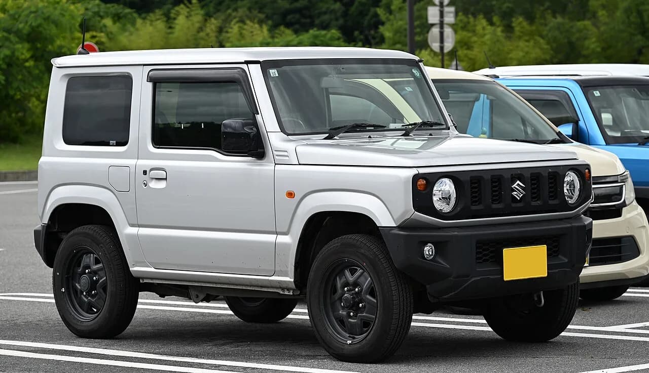 スズキ・ジムニー（JB64型）を斜め前から。銀色の角張った軽四駆