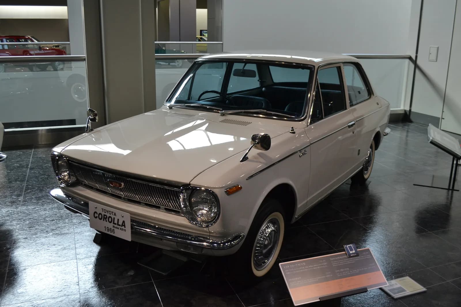博物館に展示された初代トヨタ・カローラ（KE10型）。白いボディの2ドアセダン