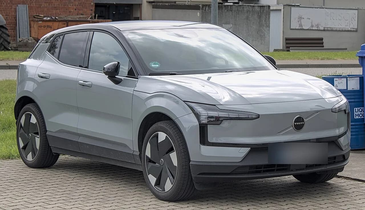 ボルボEX30を斜め前から。グレーの小型SUV