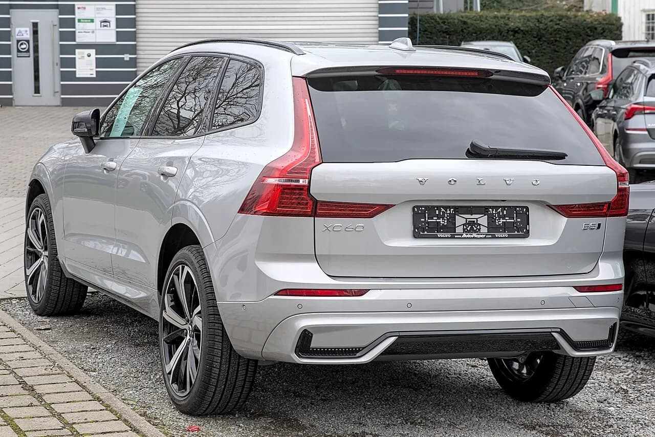 ボルボXC60の後方視。銀色のミドルSUV