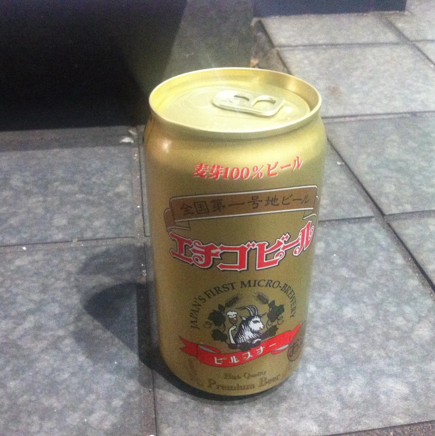 エチゴビールのピルスナー缶。金色の缶に赤い文字のエチゴビールのロゴとヤギの絵