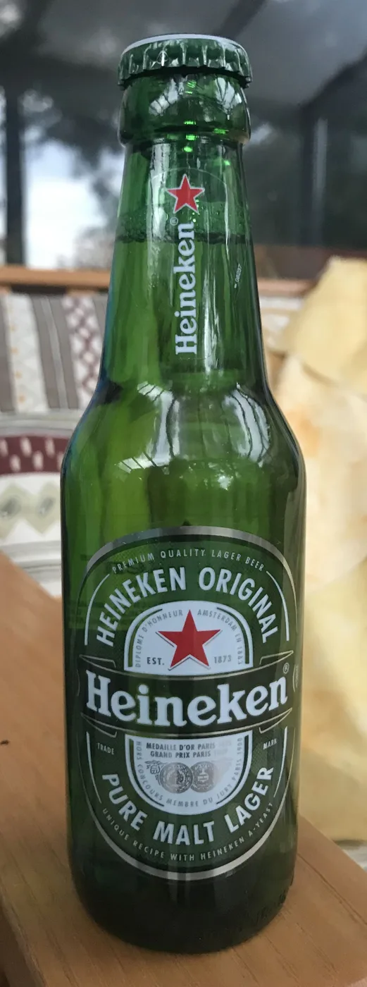 ハイネケンの緑色の瓶。白いラベルに赤い星とHeinekenのロゴ