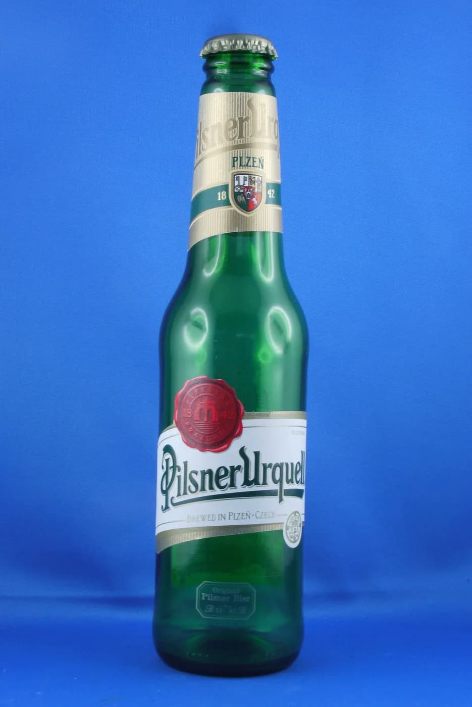 ピルスナーウルケルの緑色の瓶。白いラベルにPilsner Urquellのロゴ