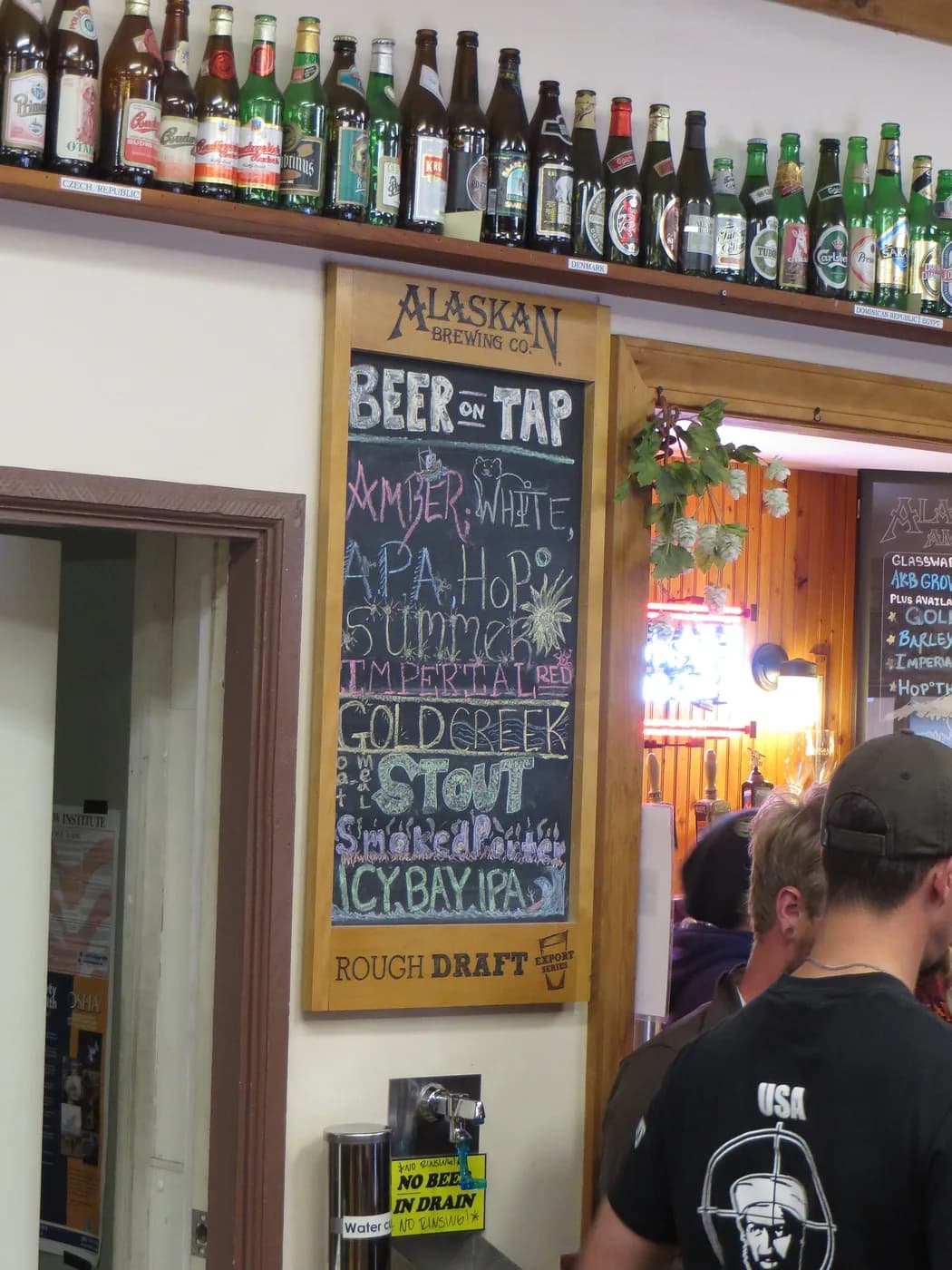醸造所併設バーの黒板。BEER ON TAPの見出しの下にビールのスタイル名が手書きで並ぶ