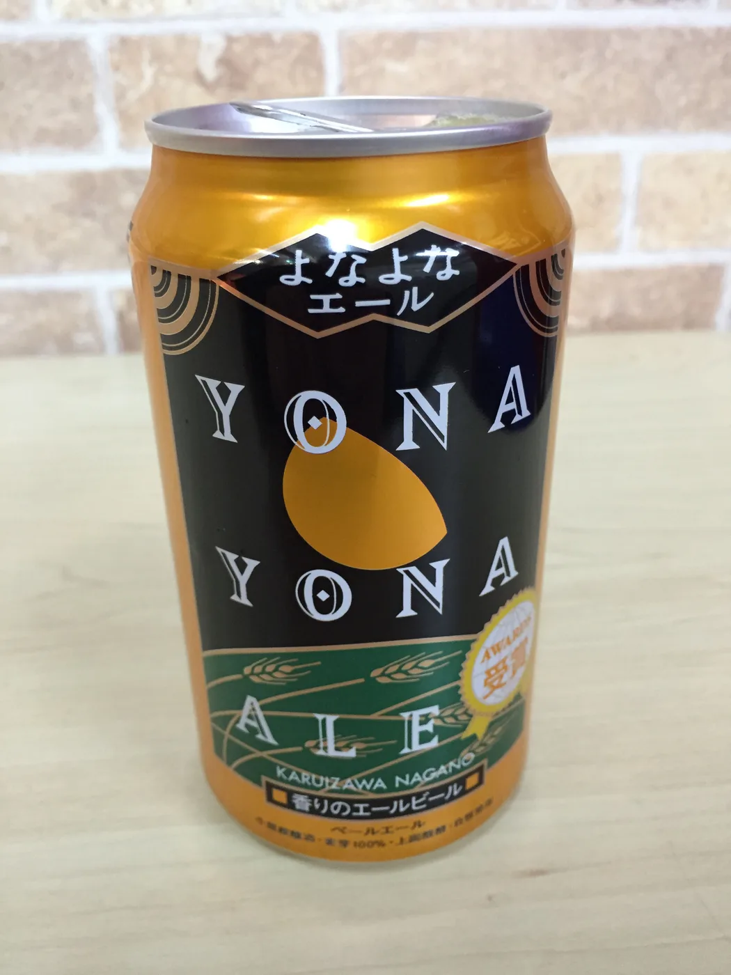 よなよなエールの350ml缶。オレンジ色の地にYONA YONA ALEの文字と麦の穂のデザイン