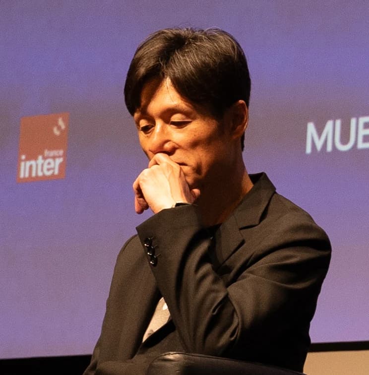 パネルの前に立つ監督