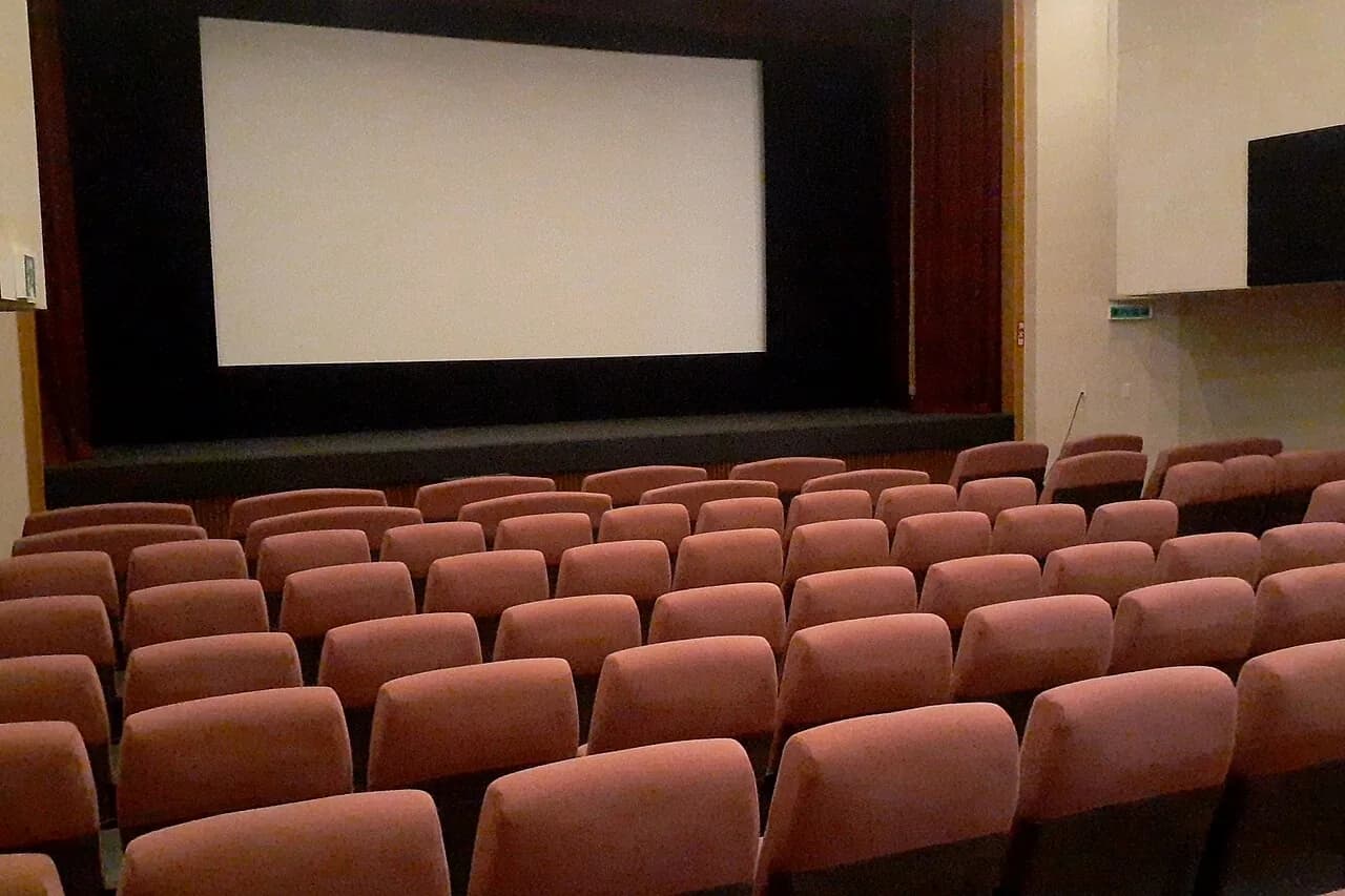 単館映画館の客席とスクリーン