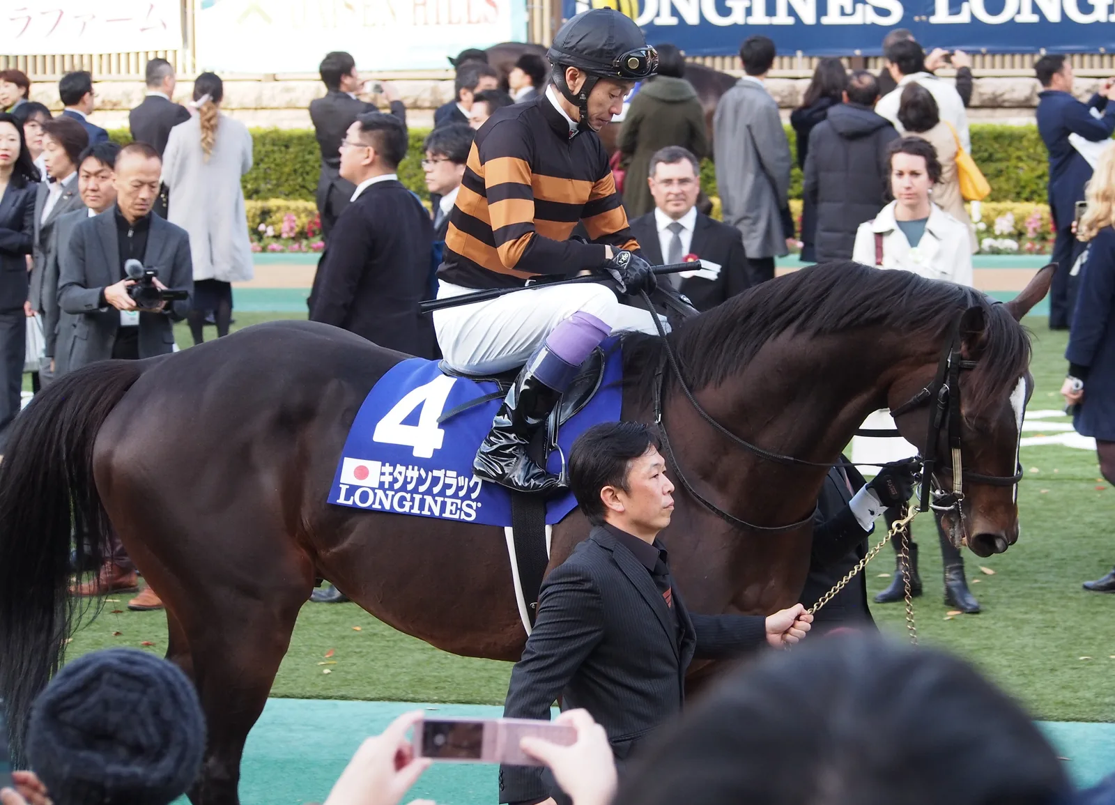 2017年ジャパンカップの東京競馬場で、キタサンブラックと騎乗する武豊を横位置で撮影した写真