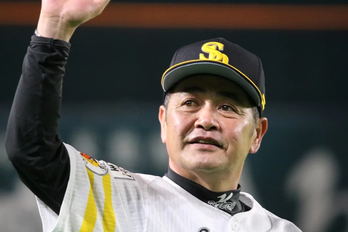 ホークスのユニフォームと帽子の監督が、笑顔でスタンドへ手を振っている