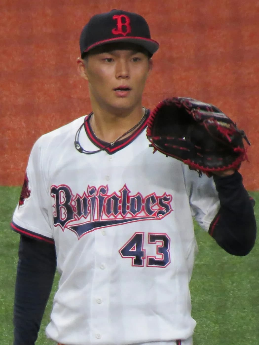白いユニフォームの投手がグラブを胸の前に上げている。胸に「Buffaloes」の文字と背番号43