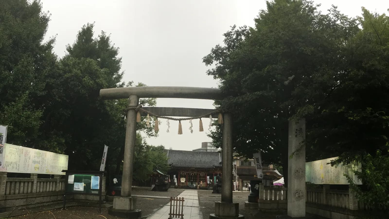 浅草神社の入口。石の鳥居としめ縄、右手に「浅草神社」と刻まれた社号標が立ち、奥に社殿が見える