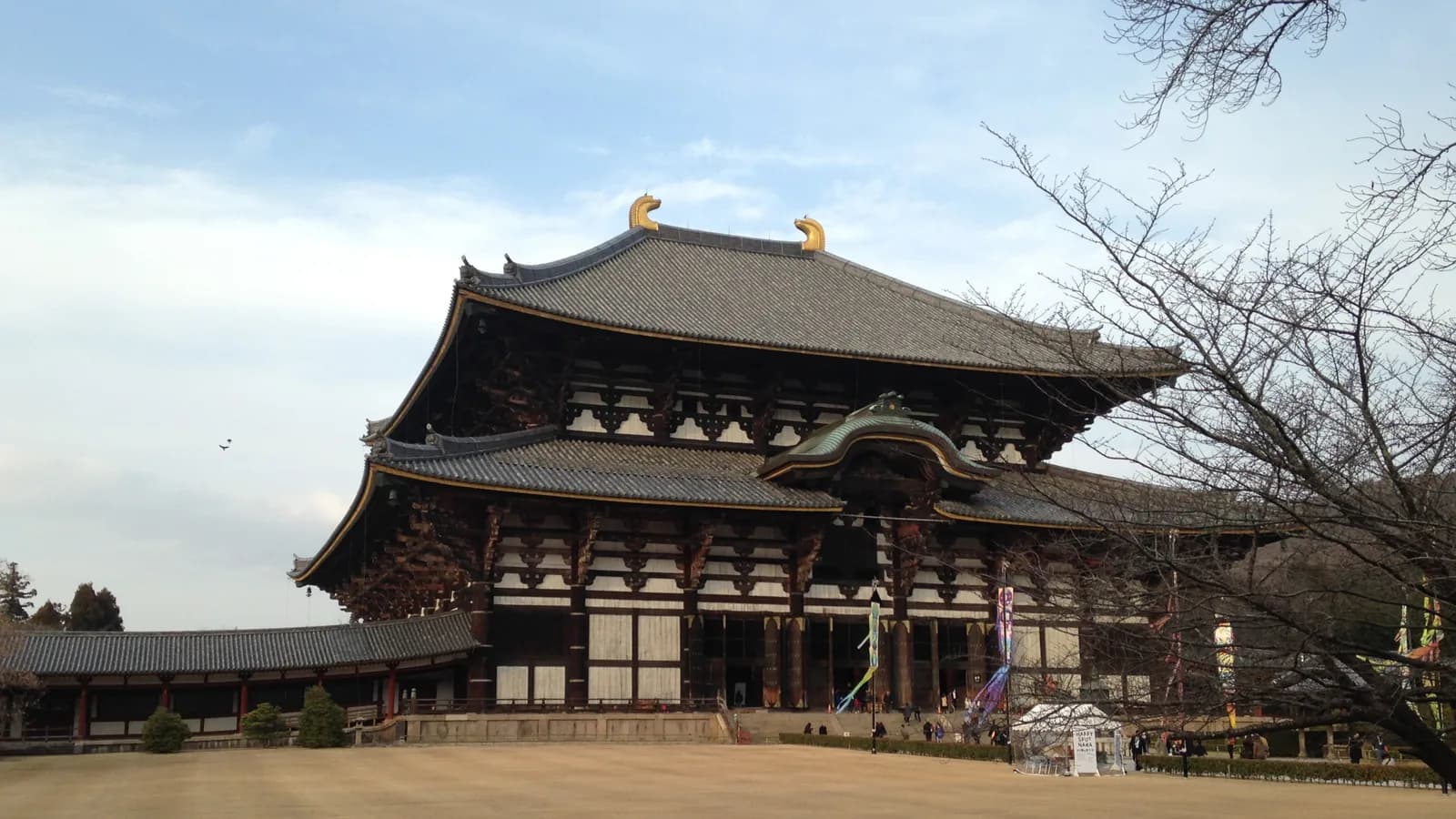 東大寺の大仏殿。二層の屋根を持つ巨大な木造建築が、広い前庭の奥に建っている