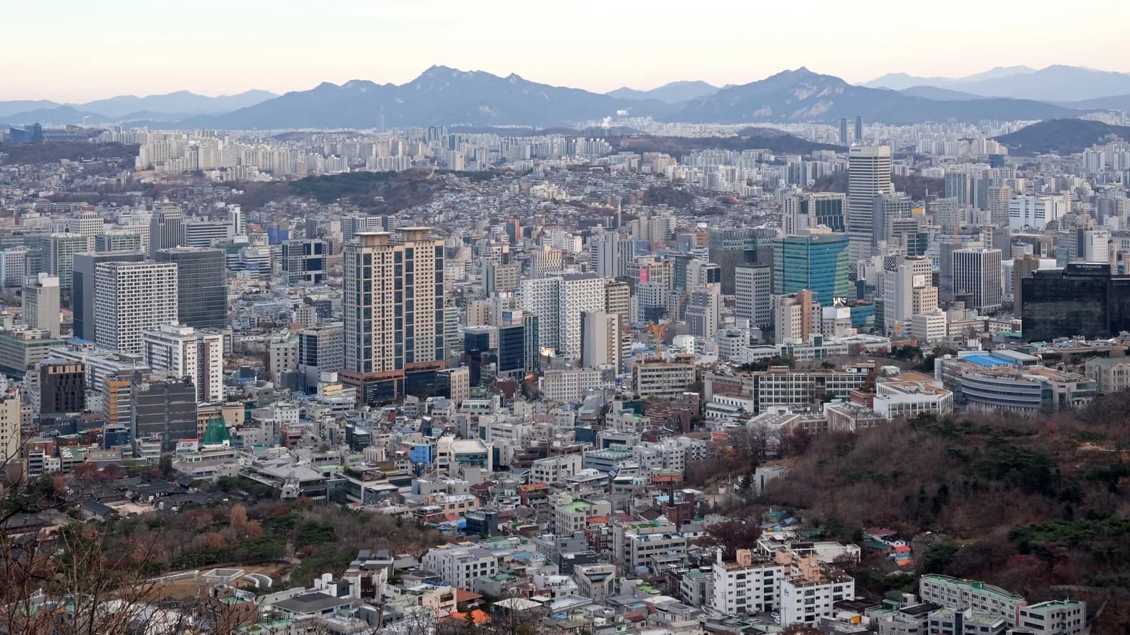 南山から見たソウルの市街地と、その背後に連なる山並み