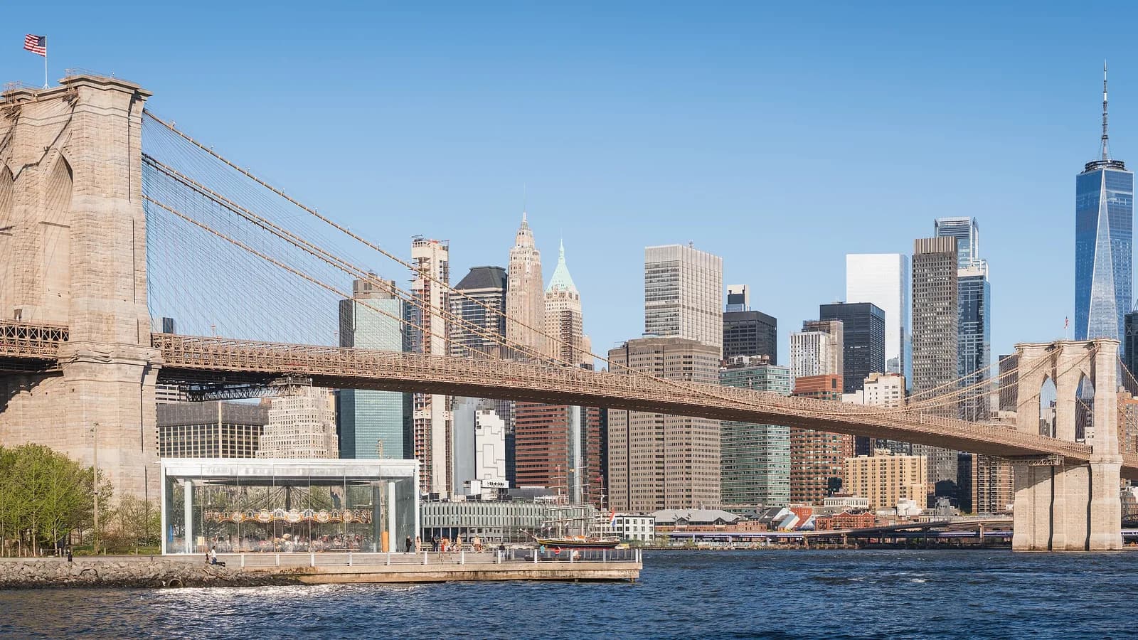 ブルックリンの水辺から見たブルックリン橋とロウアー・マンハッタンの高層建築