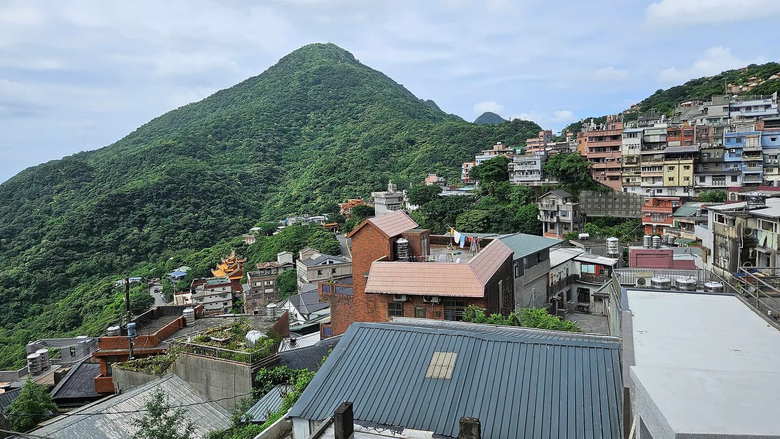 基隆山の斜面に九份の家並みが重なる