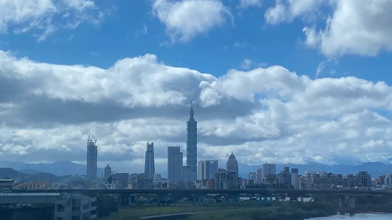 青空の下に台北101を中心とした台北の市街地が広がる