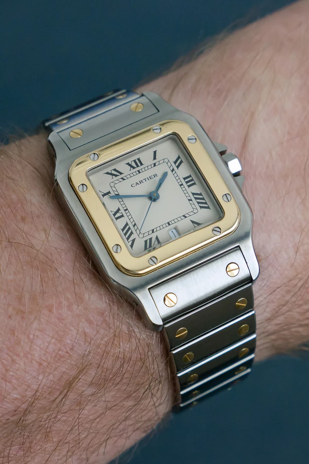 金とステンレスを組み合わせた1988年のカルティエ サントス。丸みのあるケースにビスが並び、ブレスレットも二色になっている