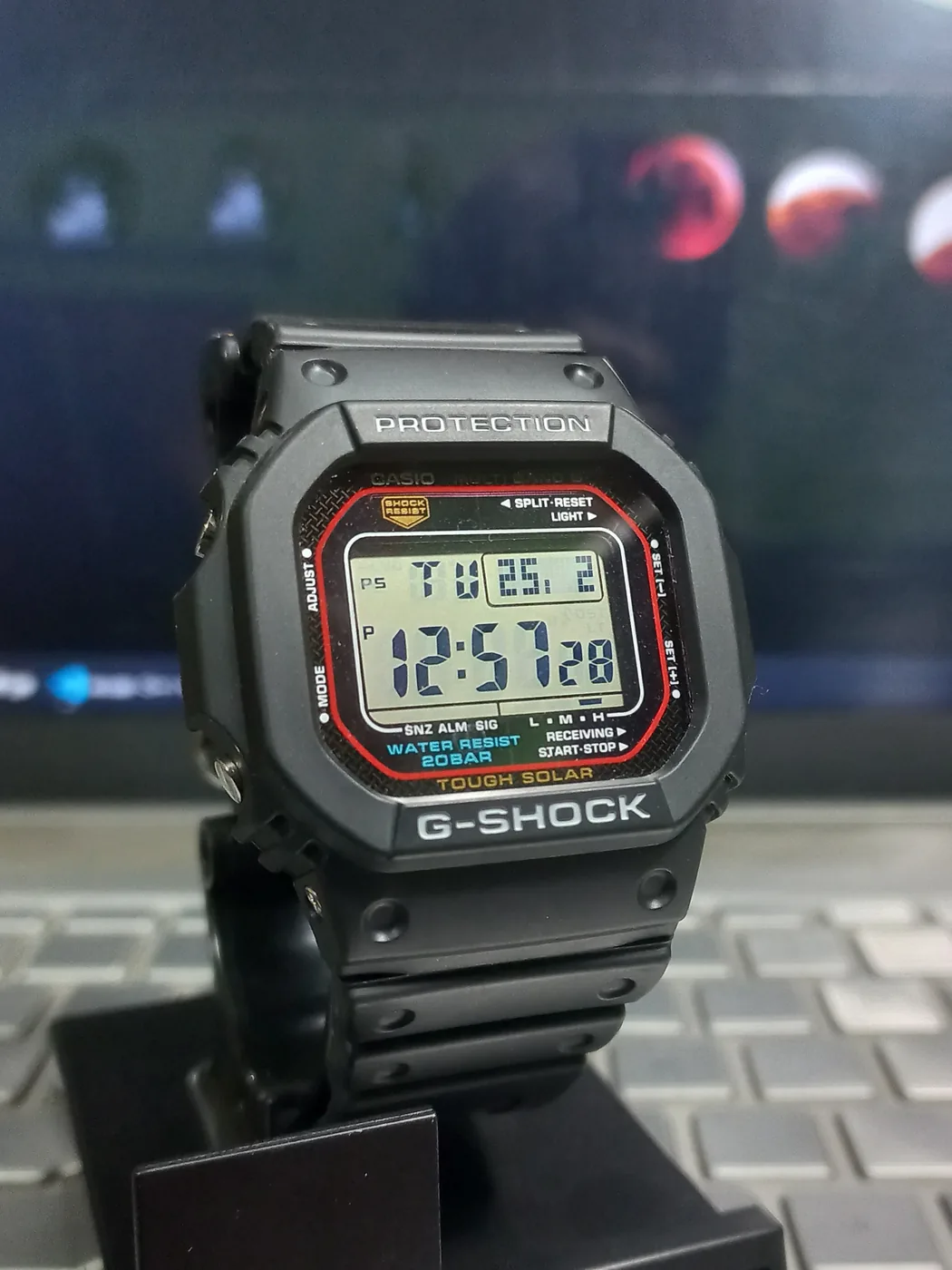 四角い黒の樹脂ケースにデジタル表示を持ち、面から引っ込んだボタンが付いたG-SHOCK