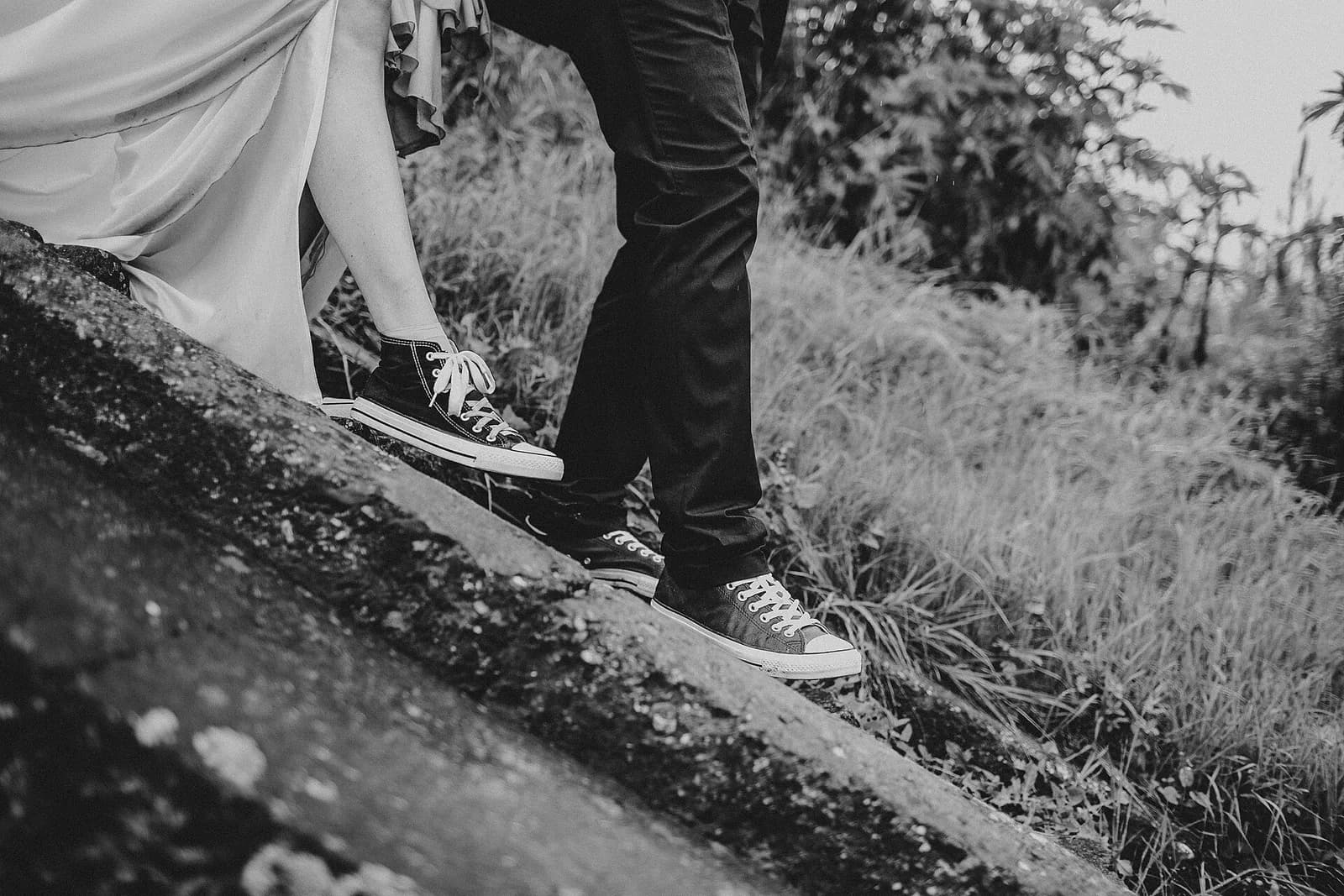 白黒写真。並んで歩く二人の脚だけが写り、どちらもキャンバスのオールスターを履いている。顔は画面の外