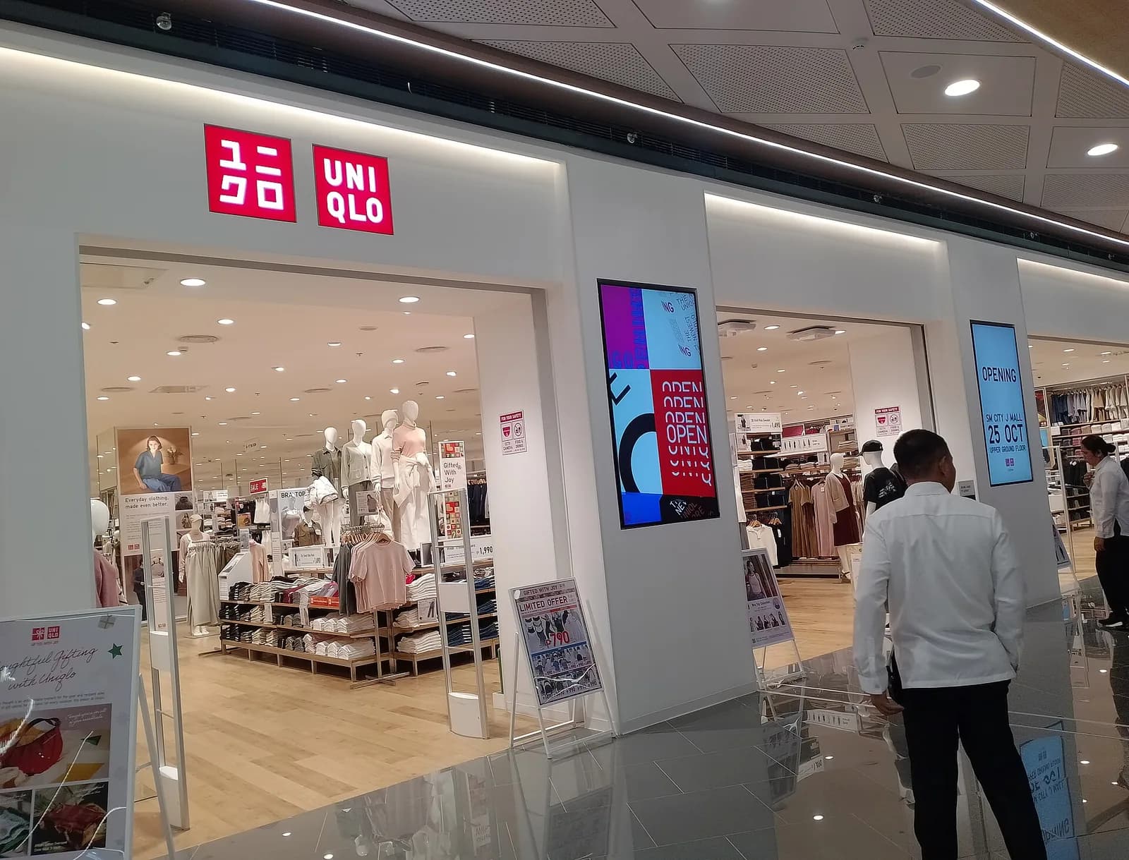 ユニクロ店舗の入口。赤いロゴ看板の下に売り場が広がる