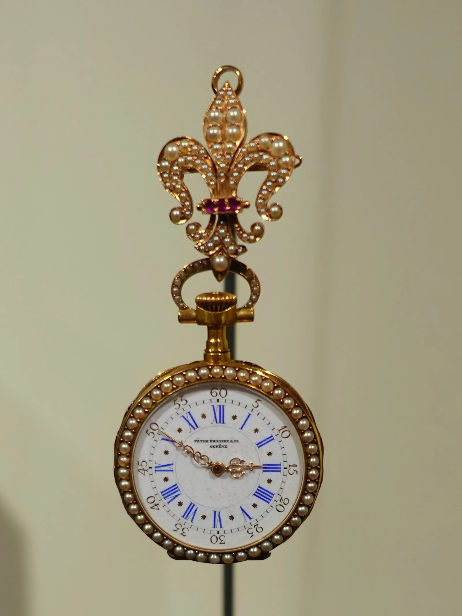 金とエナメルと真珠で装飾された1888年の懐中時計。円形のケースに細かな絵付けが施されている。美術館の収蔵品写真