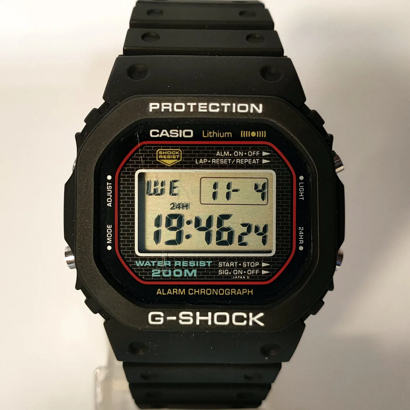黒い樹脂ケースのデジタル腕時計。文字盤の下に SHOCK RESIST と WATER RESIST 200M の表示がある1983年の初代G-SHOCK